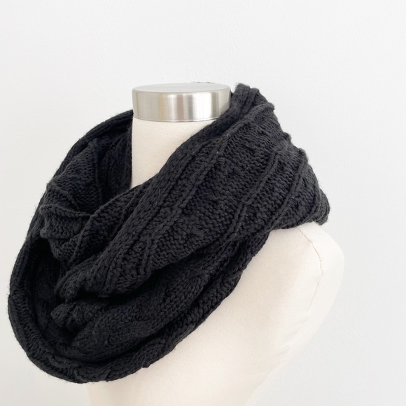 Cable Knit Black Infinity Scarf One Size - Picture 3 of 6